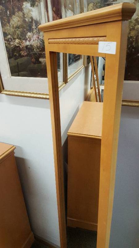 lot 15 image: Solid Maple Decorative Wall Mirrow.
