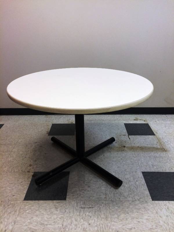 lot 3 image: Bevis Quality Heavy Duty White Office Round Small Conference Table - Excellent Condition