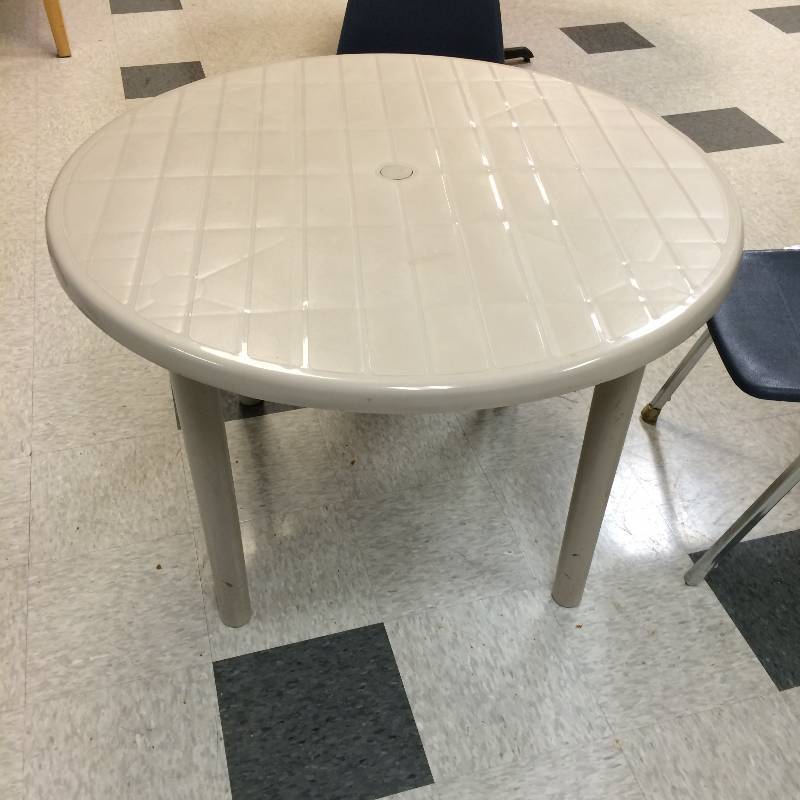 lot 5 image: Plastic Indoor Outdoor Round Table - Excellent Condition