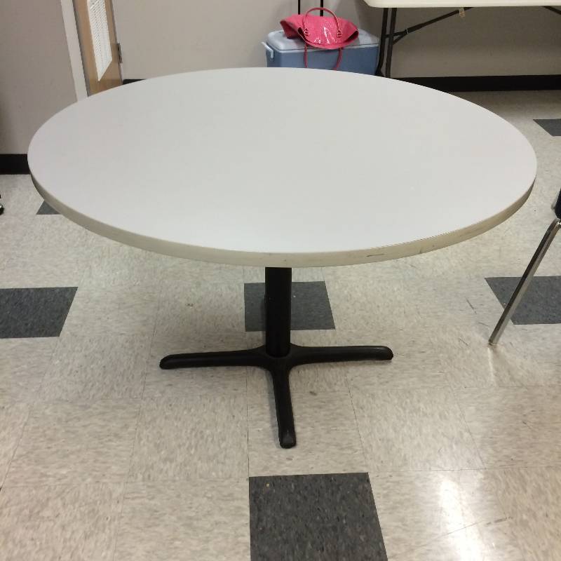 lot 6 image: Bevis Quality Heavy Duty White Office Round Small Conference Table - Excellent Condition