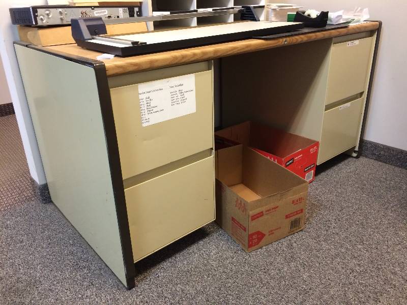 lot 16 image: 4 Drawer Desk - Nice Condition