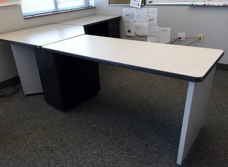 lot 24 image: Large Corner Work Station With 3 Undercounter Movable Filing Cabinets - Excellent Condition