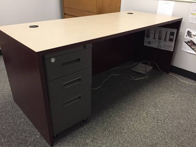 lot 28 image: Workstation Desk with Movable Under Counter Filing Cabinet - Nice Conditon