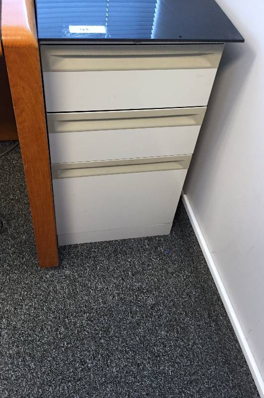 lot 43 image: Moveable Under Desk Filing Cabinet