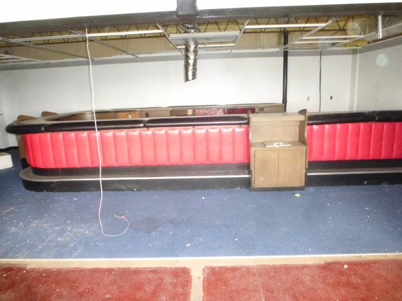 lot 9 image: Horse shoe bar Red Leather