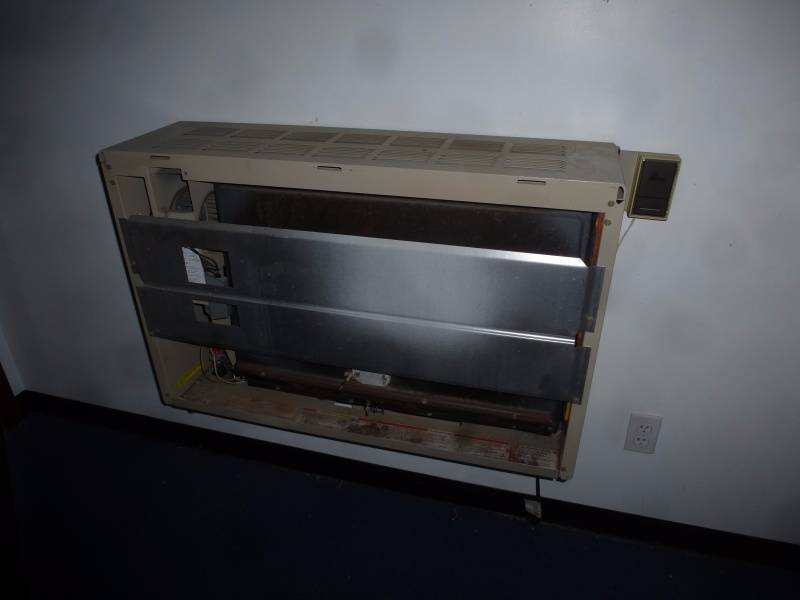 lot 10 image: Empire LP Gas Wall Heater