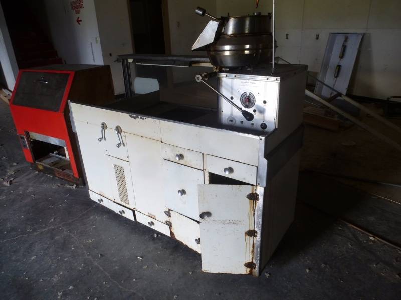 lot 12 image: Cretors Popcorn Tender