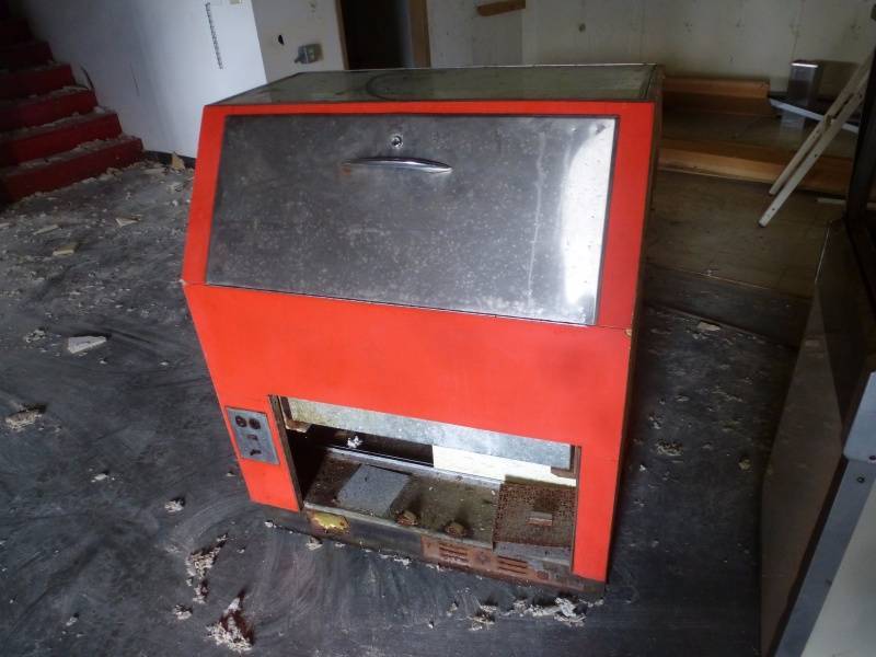 lot 13 image: Popcorn warming station