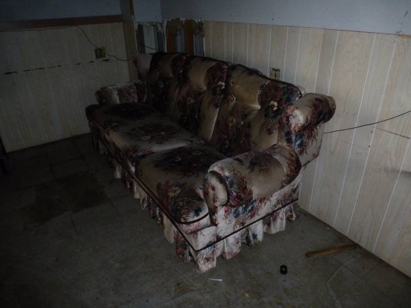 lot 51 image: Floral couch