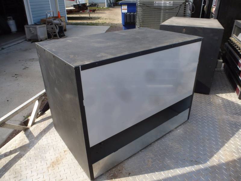 lot 57 image: Snacks & Chips Dispenser