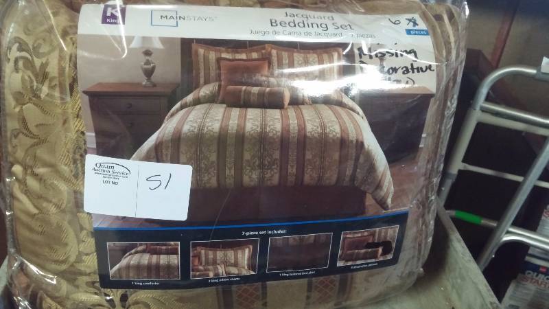 King size Jacquard Bedding Set - appears new - missing 1 decorative pillow