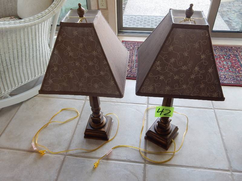 lot 42 image: 2 Very nice Table lamps.. Cloth Shades. Metal Faux Brass Bases.. Approx 24in h