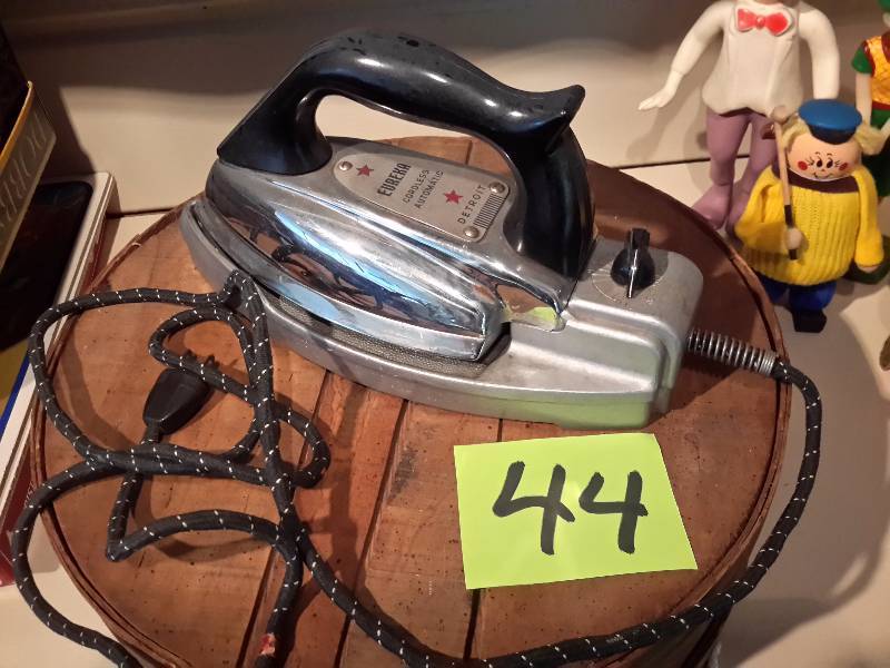 lot 44 image: Eureka, Cordless Automatic Iron.. DETROIT