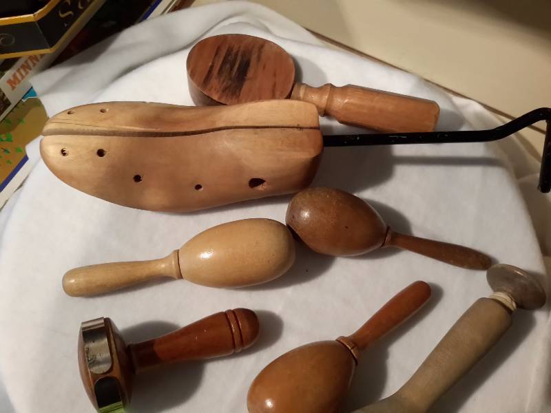 lot 51 image: Shoe and Darning tools