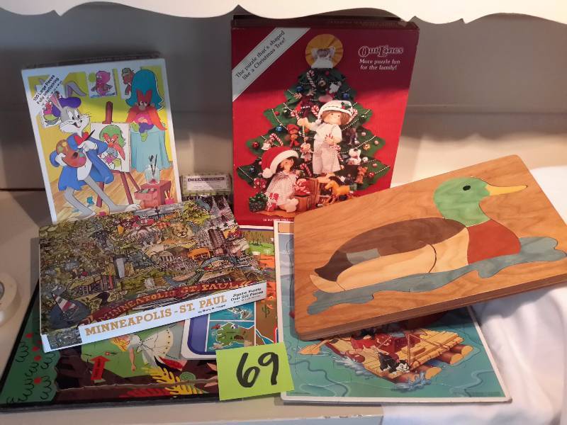 lot 69 image: Puzzels as pictured