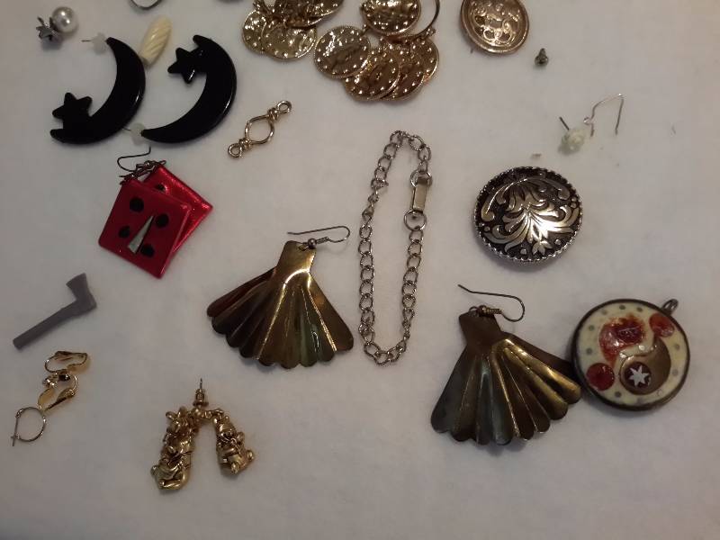 lot 100 image: Ear Rings, Pins, Bracelets and other.. See closeups