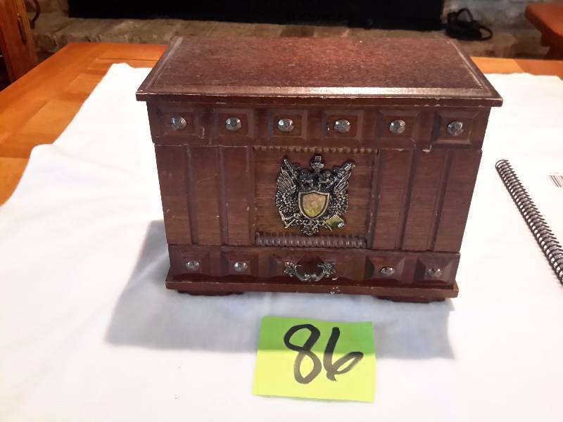 lot 86 image: Royal Sealy, Jewelry Box.. Looks like mahogany wood