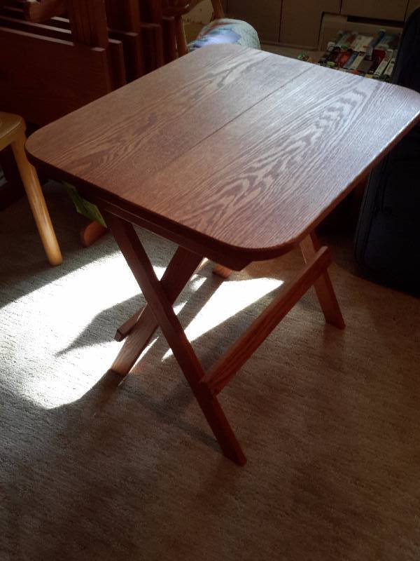 lot 101 image: Set of  4 TV Trays and rack. Solid oak.. EXCELLENT shape