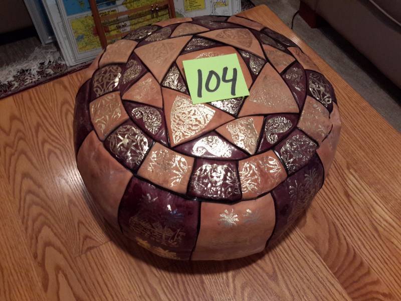 lot 104 image: Leather foot stool,(poof) seat..
