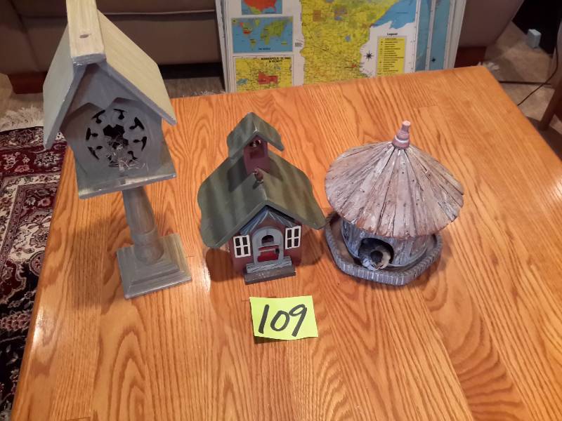 lot 109 image: 3 Decorative Bird houses