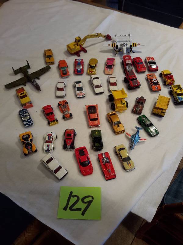 lot 129 image: Matchbox and Hotwheels mini cars