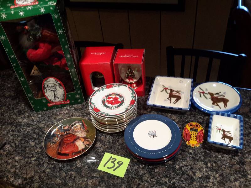 lot 139 image: Holiday Plates and Decorative items.. See closeups