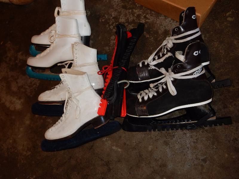 lot 210 image: 3 Sets of Ice Skates