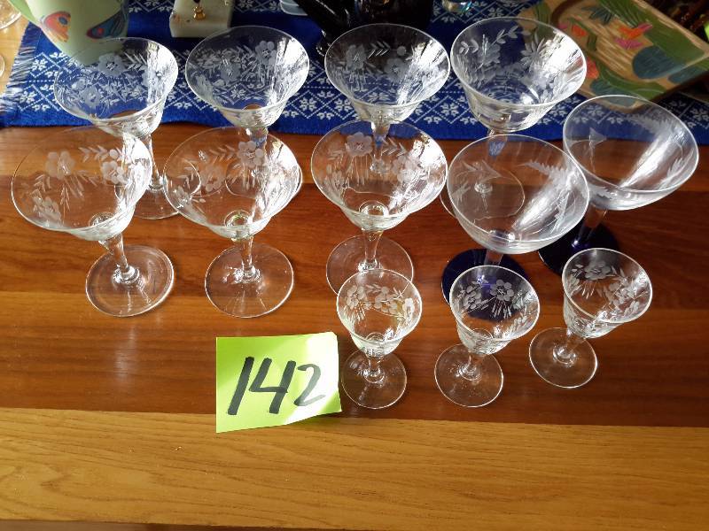 lot 142 image: 6 Stemmed Desert dishes. 3 cordials, other stemmed desert