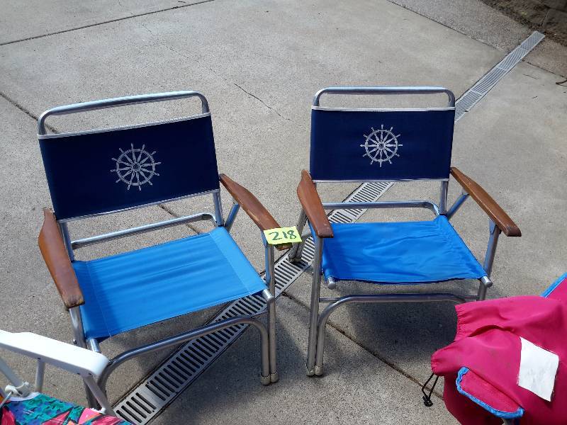 lot 218 image: 4 Folding Chairs as shown. Blue ones are Aluminum with wood arms