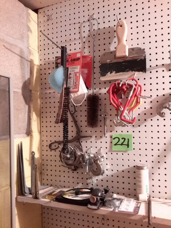 lot 221 image: Misc. items from the Tool bench.. See closeups