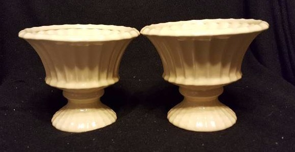 Lot of two Cream Pedastal Bow