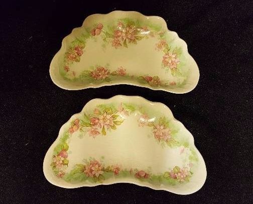 Lot of two moon shaped vintag dishes