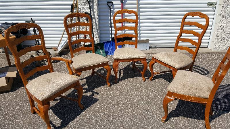 lot of 5 cushioned chairs