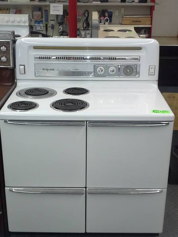 lot 93 image: Antique Hotpoint Stove Top Oven