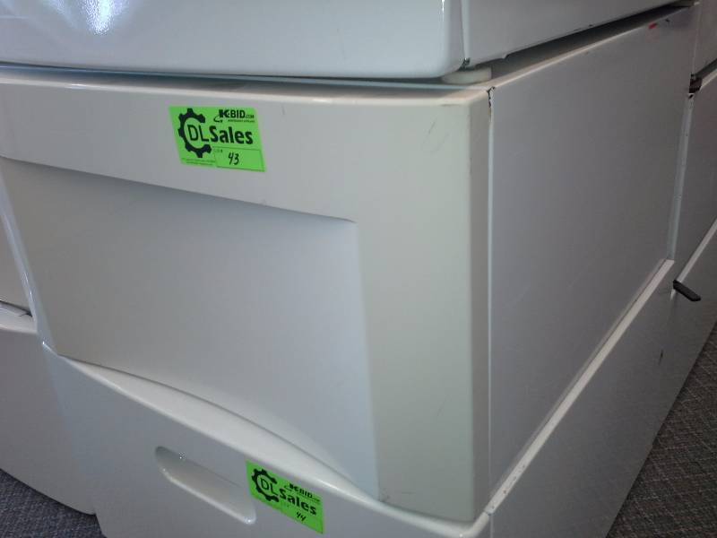 lot 43 image: Frigidaire Washer and Dryer Pedestal
