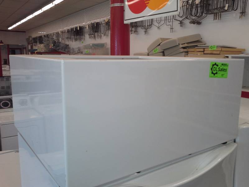 lot 45 image: Frigidaire Washer and Dryer Pedestal no Drawer