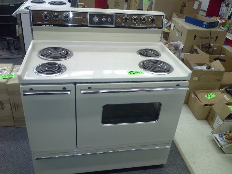 lot 100 image: Kenmore Stovetop Oven Self Cleaning