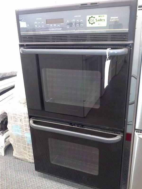 lot 140 image: Frigidaire Gallery Double Wall Oven