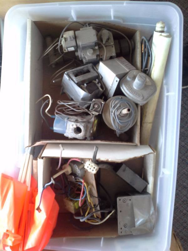lot 366 image: Box of electrical parts