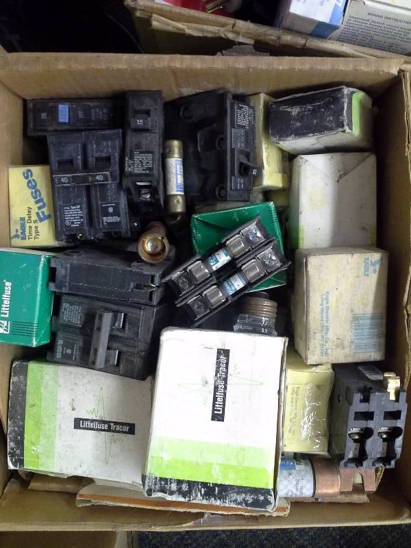 lot 432 image: Breakers, Fuse Holders, and Fuses