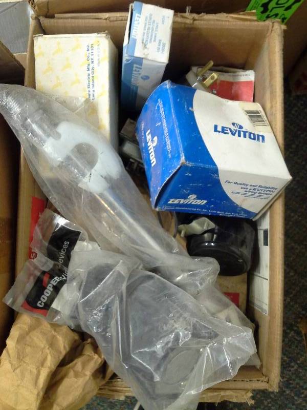 lot 433 image: Receptacles and Plugs