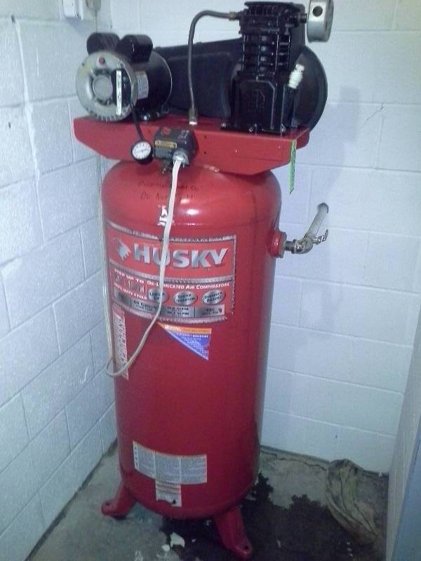lot 611 image: Husky 60 Gallon Air Compressor