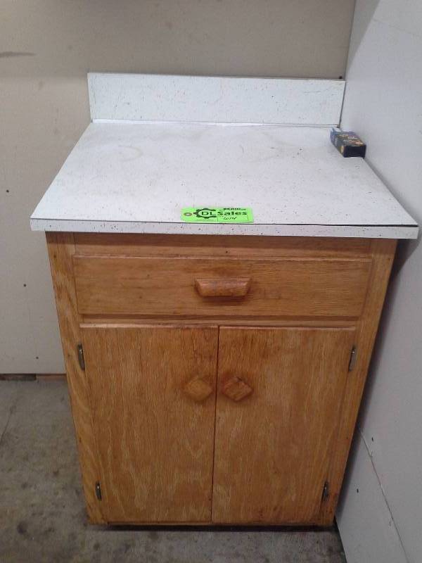 lot 614 image: Kitchen Cabinet