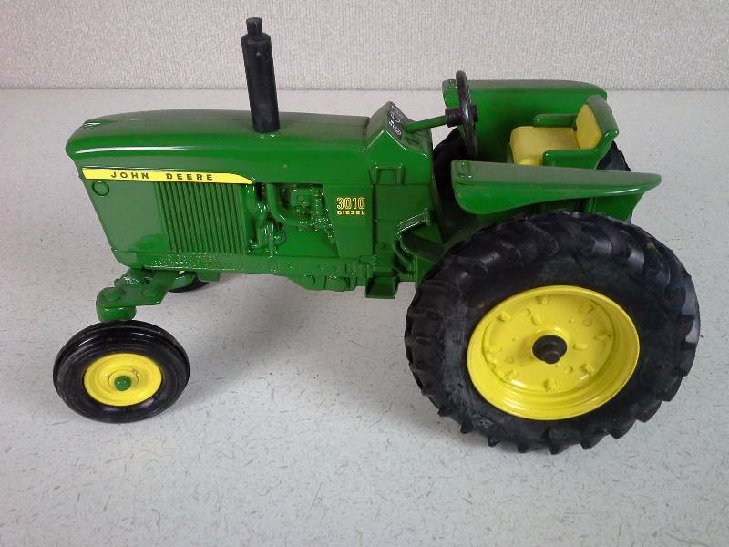 ERTL John Deere 3010 Dielsel Replica Tractor