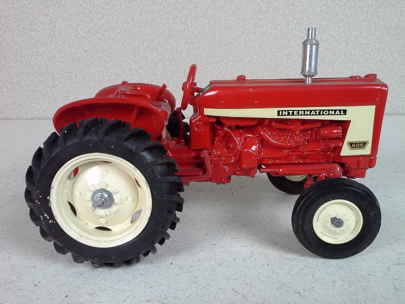 International 606 Replica Tractor
