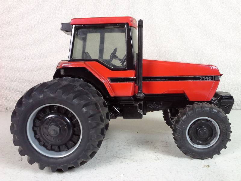 Case IH 7140 Replica Tractor