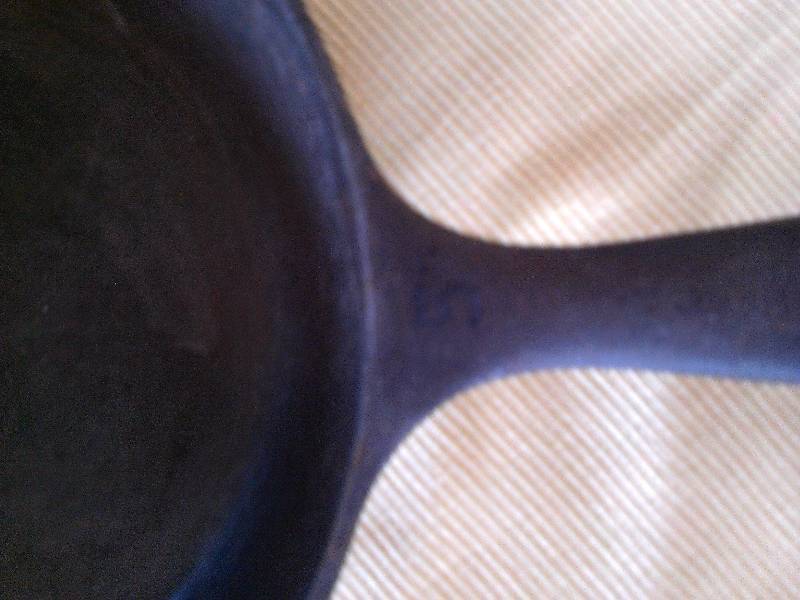 NUMBER 5 UNMARKED CAST IRON FRYING PAN