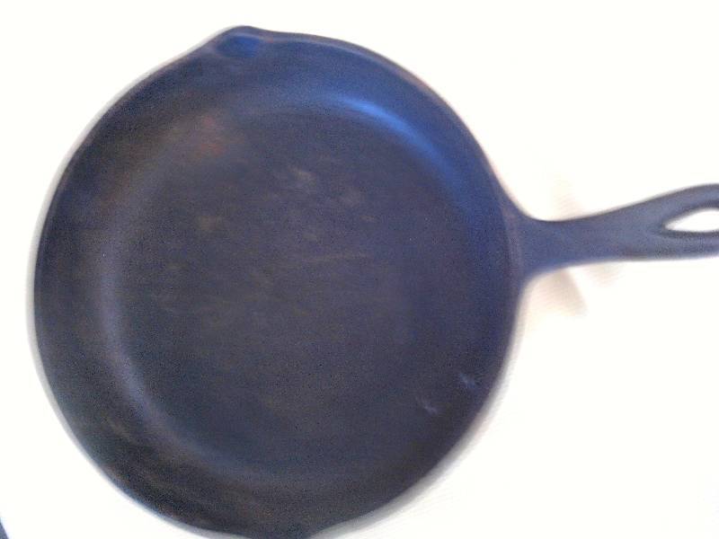 10.5 INCH CAST IRON FRYING PAN