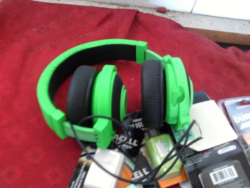USB CHARGER 1 USB CABLE 1STERIO CABLE 1 RAZOR HEAD PHONES