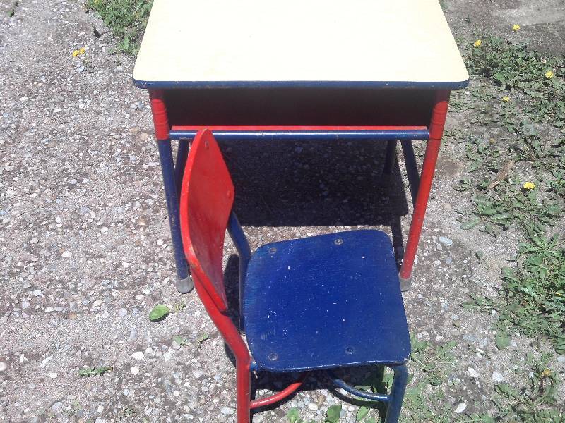 CHILDS SCHOOL DESK